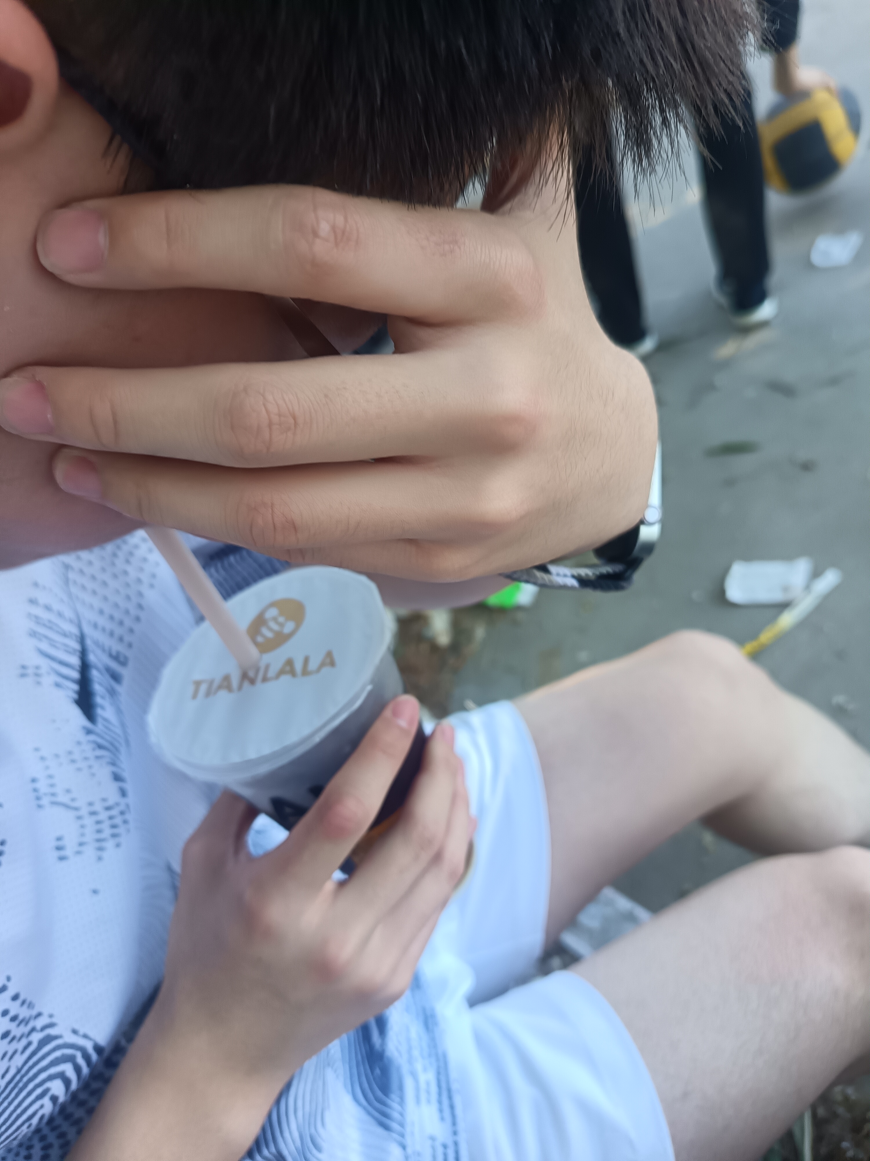 托着脸拿着奶茶